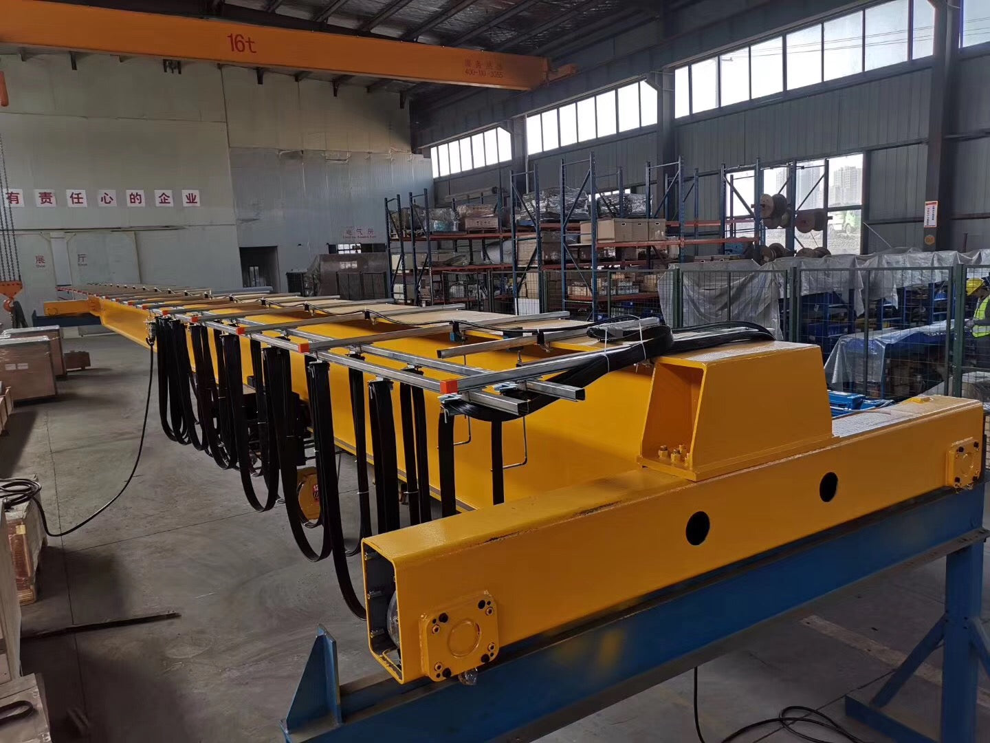 Single and double girder suspension crane